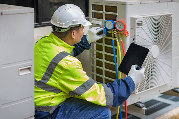 Professional Hvac technician working in Rolling Meadows, IL